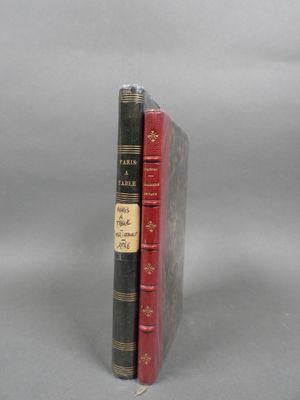 deux livres posés l'un sur l'autre sur une surface blanche