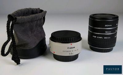 deux objectifs et un sac pour appareil photo sur la table