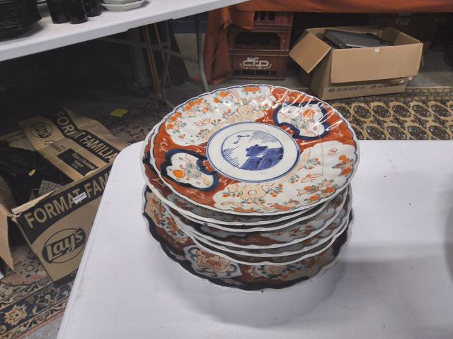 Lot l'eau de sept assiettes Imari. Une recollée