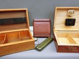 trois boîtes en bois ouvertes posées sur une table