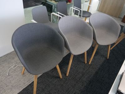 quatre chaises alignées par terre