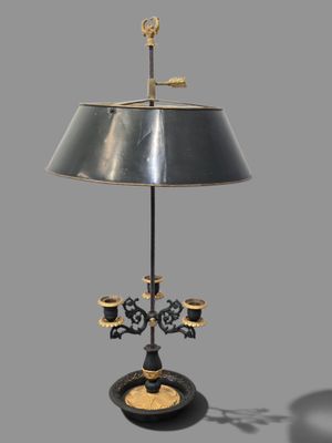 l'image d'une lampe posée sur une table