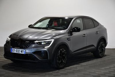 un SUV gris garé devant un mur blanc