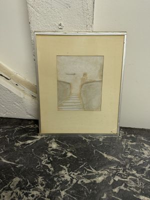 tableau représentant un homme sur une planche de surf, posé sur un sol en marbre près d'un mur