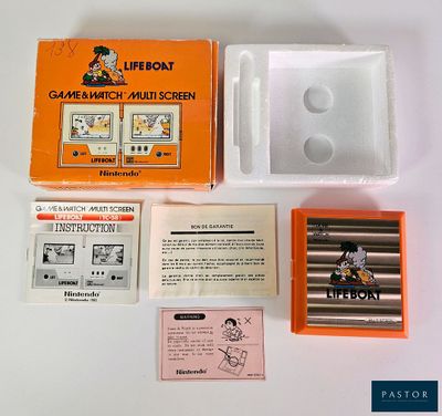 une boîte sur laquelle figure un jeu et d'autres objets posés sur la table