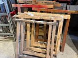une pile de palettes en bois posée par terre