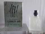 un flacon de parfum posé sur une table à côté d'une boîte