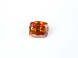 un losange orange sur fond blanc