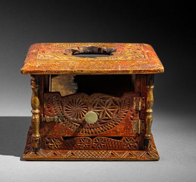 une image représentant une petite boîte en bois ornée de sculptures
