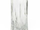 un vase en verre posé sur une surface blanche