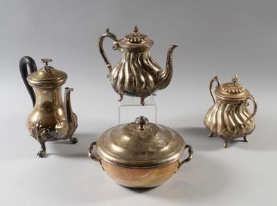 Lot de métal argenté comprenant une théière et son sucrier, …