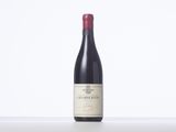 une bouteille de vin rouge posée sur une table