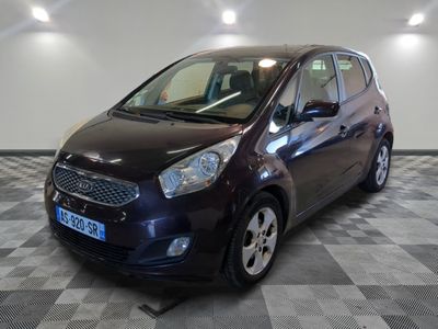 la photo d'une petite voiture garée dans un garage