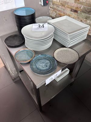 de nombreuses assiettes et bols posés sur une table dans la cuisine