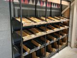 de nombreuses étagères remplies de cartons dans le magasin