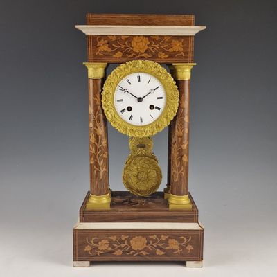 une horloge posée sur une table