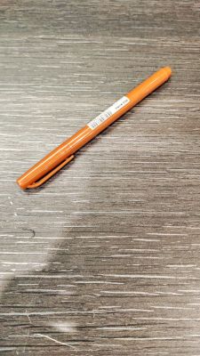 a pen that is laying on a metal table