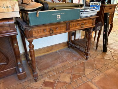 une valise posée sur une table à côté d'un piano