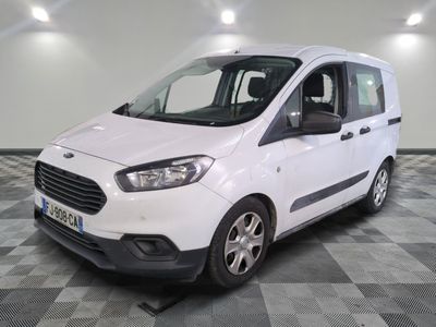 la camionnette blanche est garée sur le sol en damier d'une pièce