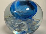 une boule en verre ornée d'un motif bleu et blanc