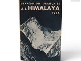 un vieux livre avec une image de montagne en arrière-plan
