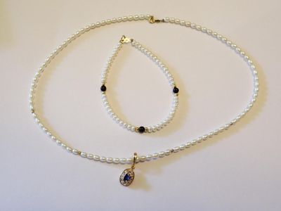 un gros plan d'un collier et d'une paire de boucles d'oreilles posés sur une table