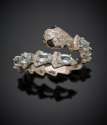 un gros plan d'une bague en argent sertie de pierres bleues et blanches
