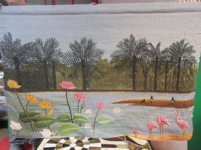 une photo d'un tableau posé sur une table, à côté d'une tasse de café