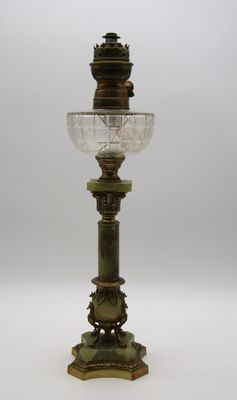 une lampe de table ancienne en bronze et en verre, surmontée d'un oiseau