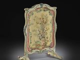 une chaise richement décorée, dont le dossier est orné d'un motif floral