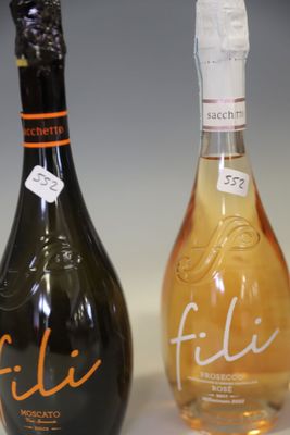 deux bouteilles de vin posées l'une à côté de l'autre sur une table