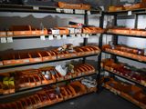 de nombreuses étagères sur lesquelles sont posés des bacs orange dans un magasin