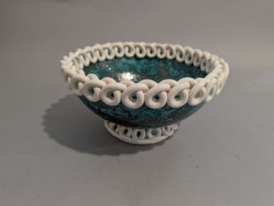 un bol blanc et bleu posé sur une table