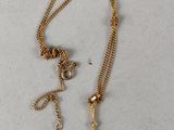 un gros plan d'un collier en or orné d'une pierre noire