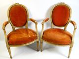 paire de chaises anciennes avec des coussins rembourrés orange et des bordures dorées