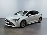 La Toyota Corolla est garée dans une pièce blanche