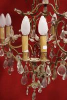 Lustre en métal doré à huit bras de lumière et pampilles. (photo 2)