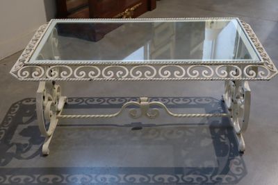 Table basse rectangulaire en fer forgé laqué blanc. Vers 194…