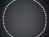 un collier de perles et de diamants sur fond noir
