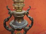 une lampe métallique qui se trouve sur le côté d'un bâtiment