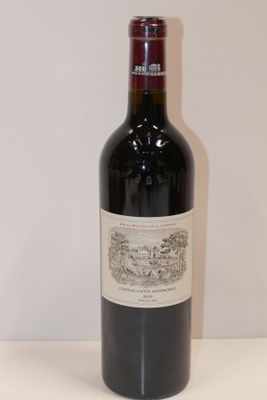 une bouteille de vin posée sur une table