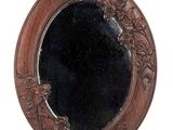 un miroir accroché au mur de la pièce