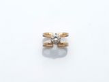 une image d'une bague en diamant sur une surface blanche