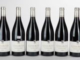 six bouteilles de vin rouge alignées