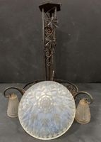 Lustre en verre et métal à décor de motifs feuillagés, motif…