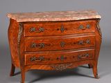 une commode ancienne avec un plateau en marbre sur fond gris