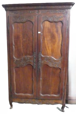 ARMOIRE en partie Louis XV en chêne à décor floral. H. : 203…