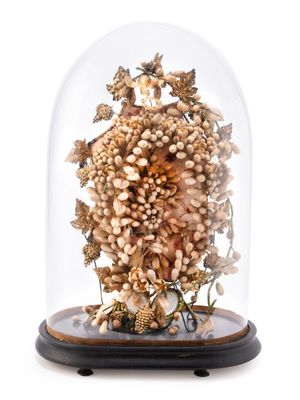 une cloche en verre contenant un bouquet de fleurs