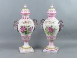 une paire de vases roses et blancs ornés de motifs floraux