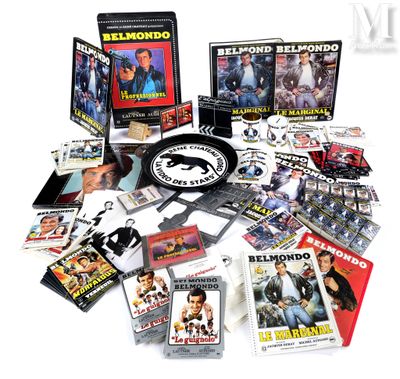 une photo montrant une collection de films et de DVD posés sur une table